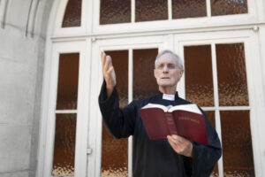Sacerdote leyendo la biblia