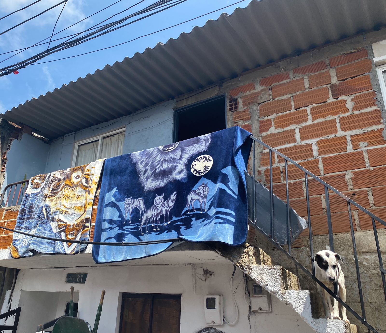 Las cobijas en el balcon son imagenes en via de extinción.